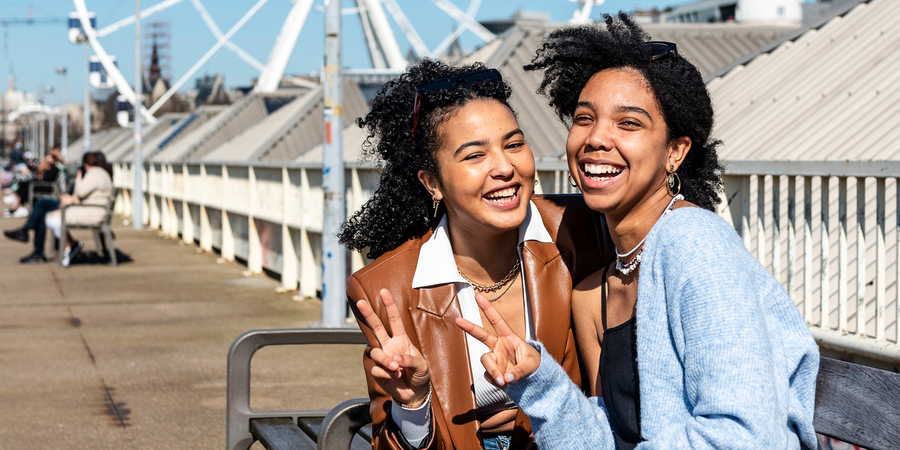 Twee jongeren op een bankje op de loopbrug aan de Kaaien